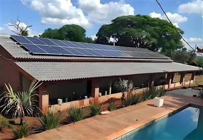Off-Grid-Energiespeicher Wechselrichter: Das Energy Command Center in insulie...